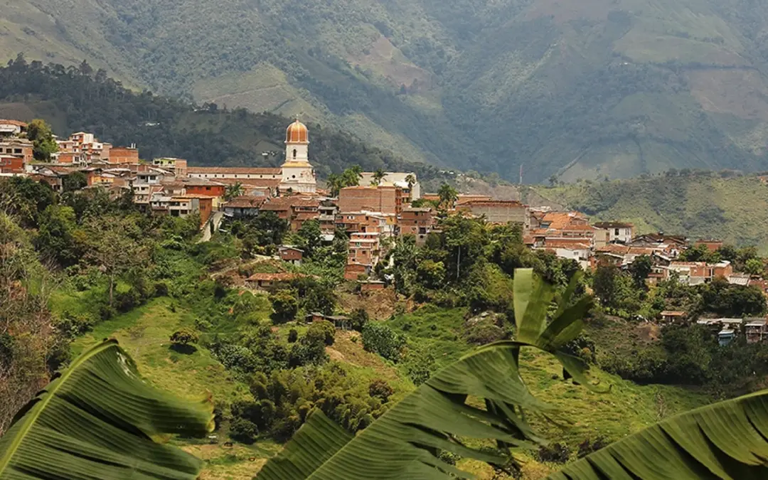 El Ejército de Colombia y la Fuerza Aeroespacial ejecutan un bombardeo estratégico contra el Frente 18 de las disidencias de las FARC en Ituango, Antioquia - Foto: Redes sociales