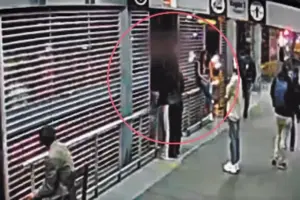 Golpe a la delincuencia en TransMilenio: Gracias a cámaras de videovigilancia y una rápida reacción de la Policía de Bogotá, se logró la captura en flagrancia de un delincuente - Foto: Captura de video