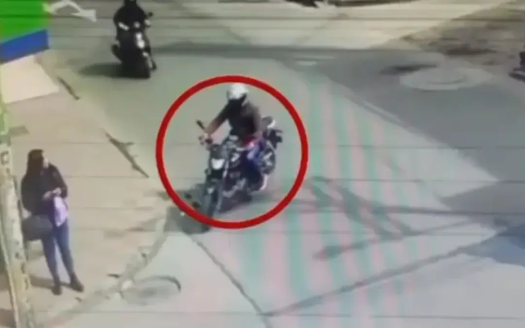 Cae peligroso "motoladrón" en Bosa con 11 celulares robados y un arma traumática - Foto: Captura de video