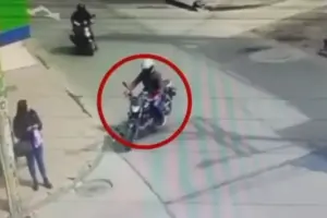 Cae peligroso "motoladrón" en Bosa con 11 celulares robados y un arma traumática - Foto: Captura de video