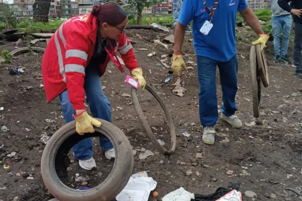 La Secretaría de Seguridad de Bogotá lideró un operativo de limpieza en Suba, retirando más de 100 llantas y residuos especiales - Foto: @SeguridadBOG