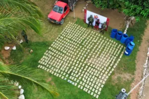 Golpe estratégico a las finanzas de alias ‘Calarcá’ en el Meta. El Ejército Nacional desmantela laboratorios e incauta cargamentos de droga - Foto: @COL_EJERCITO