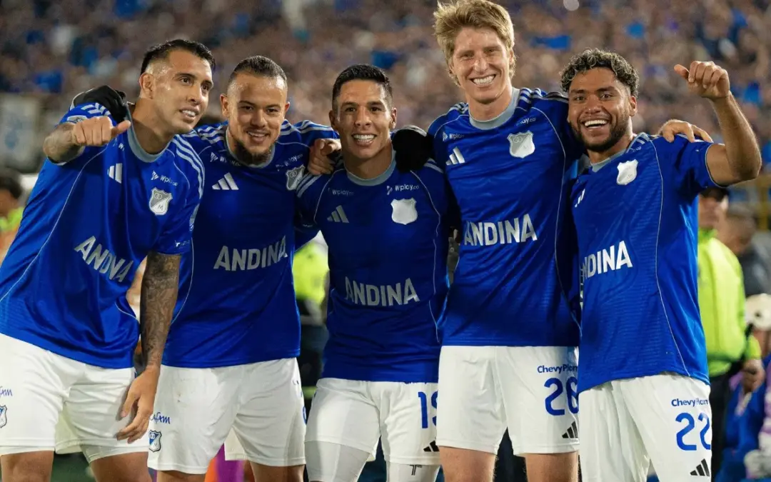 Millonarios golea 3-0 a Atlético Nacional en el clásico colombiano. Bajo el mando de Fabián Bustos, el equipo azul domina a los verdolagas de Diego Arias, quienes terminaron con 9 hombres - Foto: @MillosFCoficial