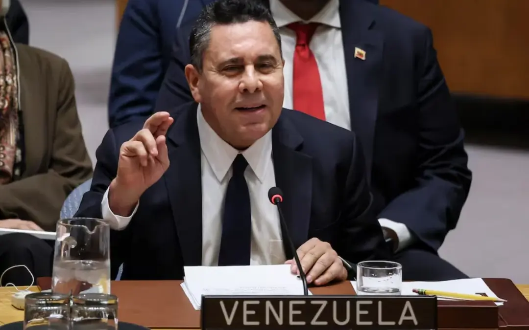 El gobierno de Delcy Rodríguez anuncia cambios drásticos en el servicio exterior y el gabinete de Venezuela. Samuel Moncada sale de la ONU tras su detención en Nueva York, mientras Coromoto Godoy asume el cargo diplomático en medio de una ola de reformas bajo presión de EE. UU. - Foto: Redes sociales