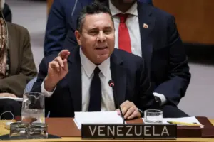 El gobierno de Delcy Rodríguez anuncia cambios drásticos en el servicio exterior y el gabinete de Venezuela. Samuel Moncada sale de la ONU tras su detención en Nueva York, mientras Coromoto Godoy asume el cargo diplomático en medio de una ola de reformas bajo presión de EE. UU. - Foto: Redes sociales