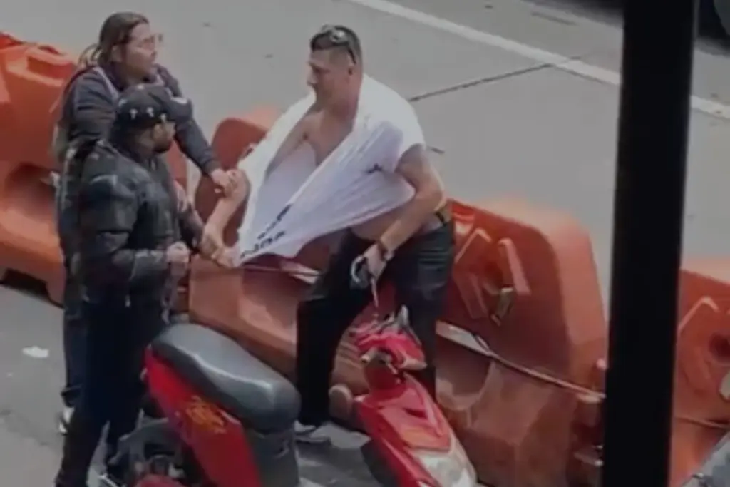 Video capta violenta riña con armas blancas en la localidad de Los Mártires, Bogotá. La disputa, originada por la venta de un celular falso ("dummy"), dejó varios heridos - Foto: Captura de video