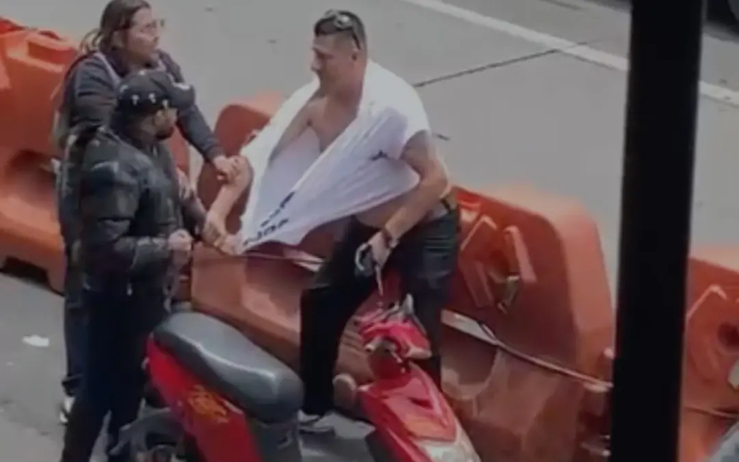 Video capta violenta riña con armas blancas en la localidad de Los Mártires, Bogotá. La disputa, originada por la venta de un celular falso ("dummy"), dejó varios heridos - Foto: Captura de video