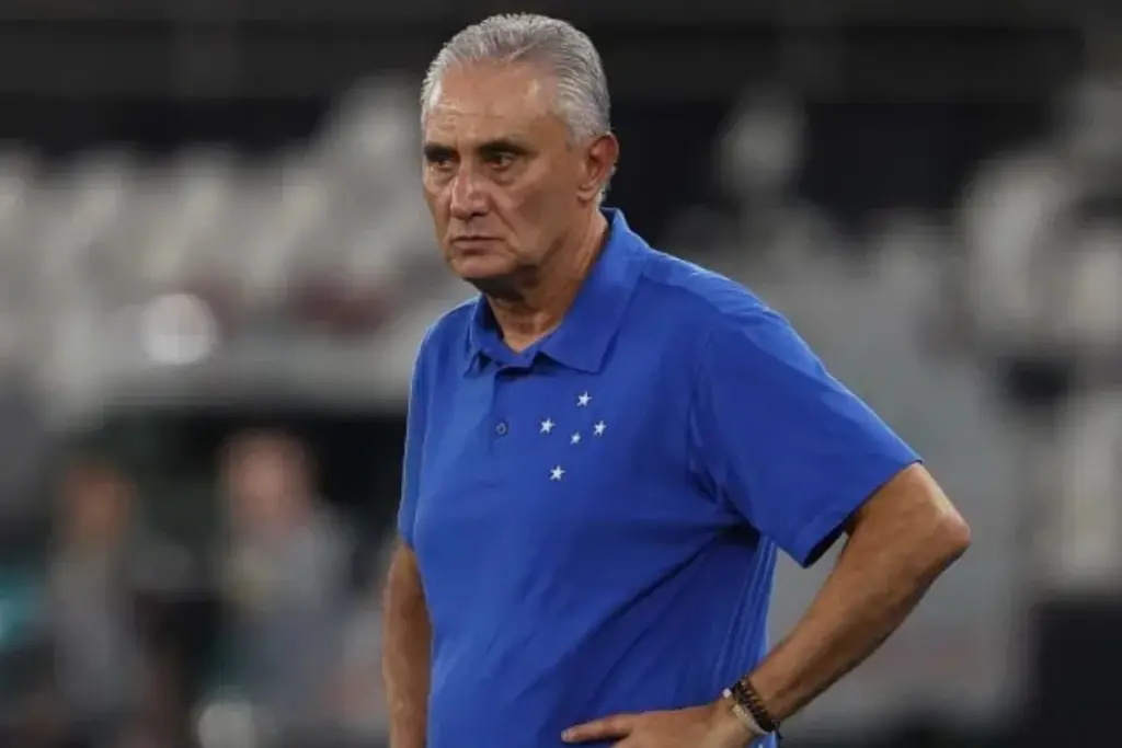 El Cruzeiro despide a Tite tras solo tres meses. El cese del técnico brasileño deja en vilo el futuro de los colombianos Luis Sinisterra y Neiser Villarreal en el Brasileirao 2026 - Foto: Redes sociales