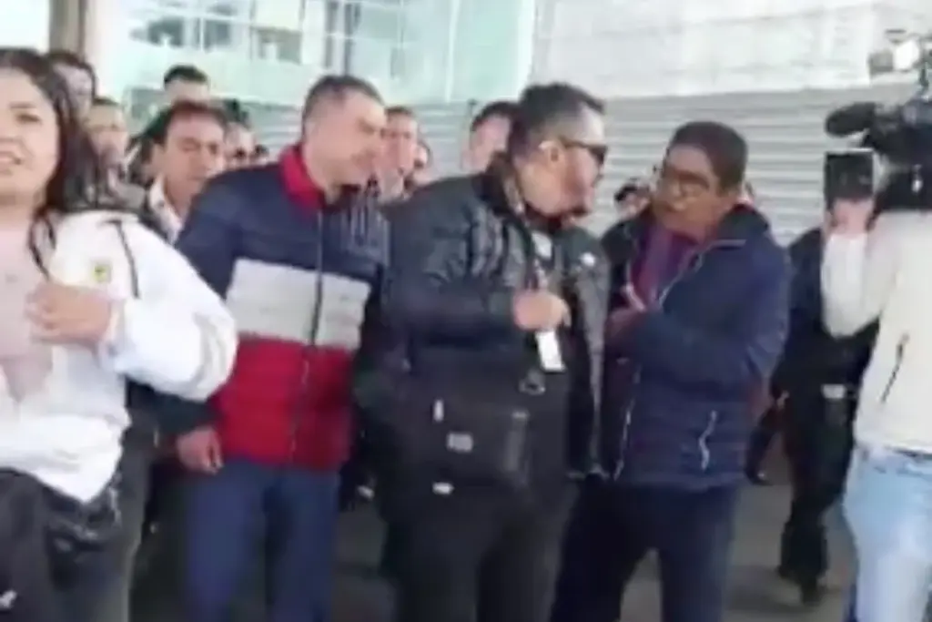 Crisis en el Aeropuerto El Dorado: Taxistas bloquean accesos y abuchean al gerente de Taxi Imperial por la inclusión de camionetas de servicio especial - Foto: Captura de video