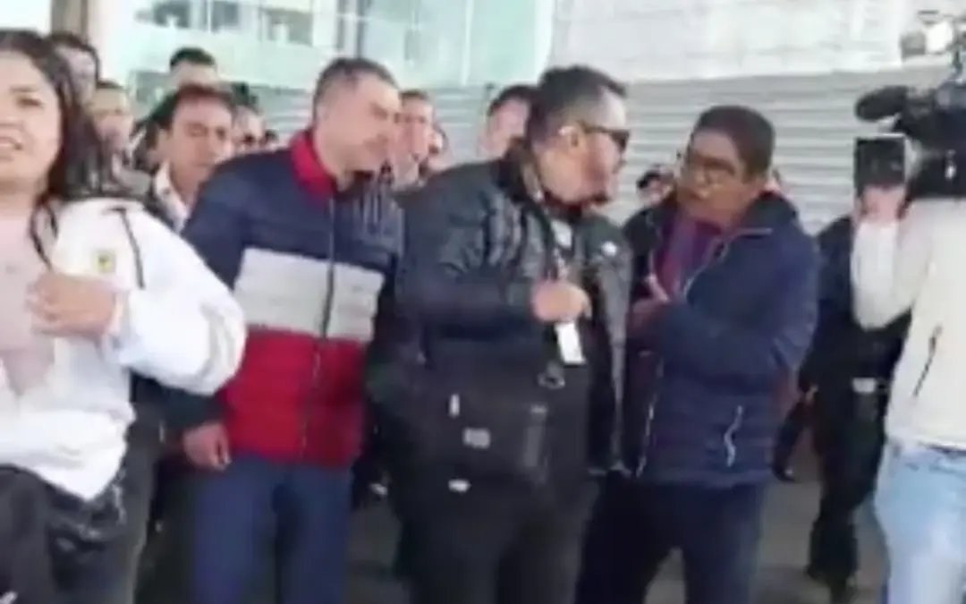 Crisis en el Aeropuerto El Dorado: Taxistas bloquean accesos y abuchean al gerente de Taxi Imperial por la inclusión de camionetas de servicio especial - Foto: Captura de video