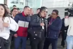 Crisis en el Aeropuerto El Dorado: Taxistas bloquean accesos y abuchean al gerente de Taxi Imperial por la inclusión de camionetas de servicio especial - Foto: Captura de video