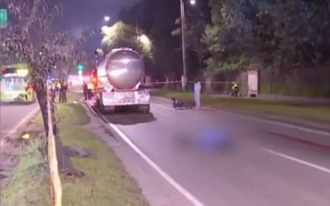 Un derrame de combustible en la Avenida Boyacá provocó un fatal accidente que cobró la vida del patrullero Leider Gómez en Kennedy - Foto: Captura de video