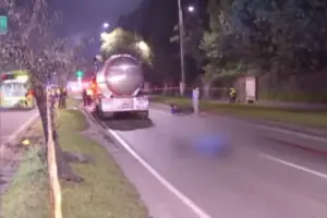 Un derrame de combustible en la Avenida Boyacá provocó un fatal accidente que cobró la vida del patrullero Leider Gómez en Kennedy - Foto: Captura de video