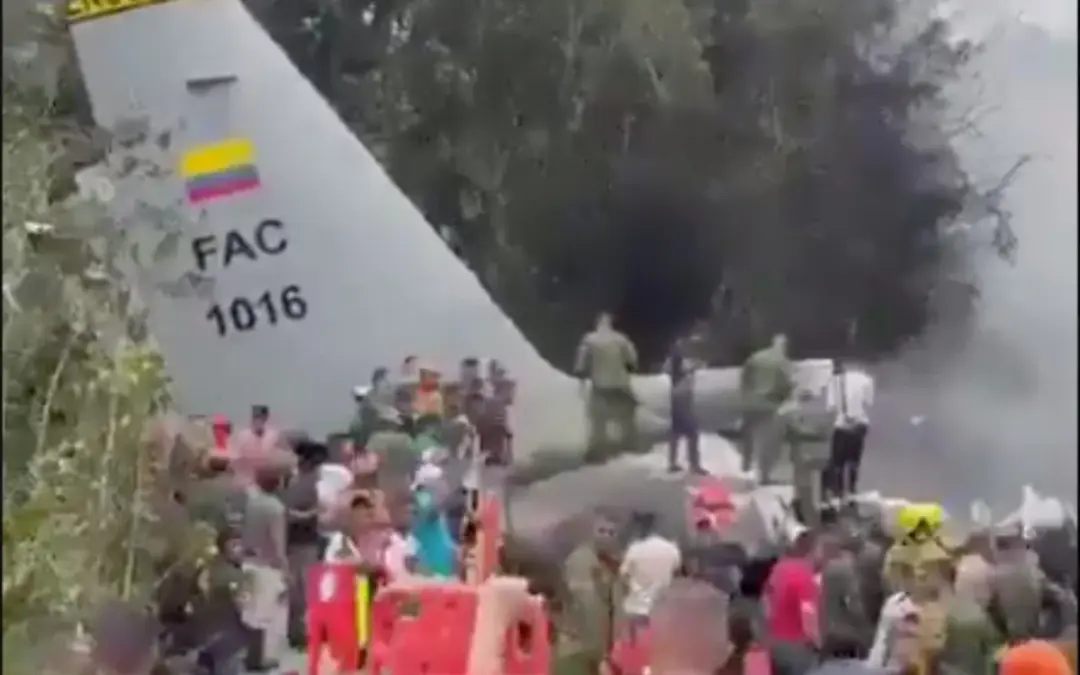 Escándalo en el sector defensa: el avión Hércules accidentado en Putumayo no tenía seguro vigente. La Contraloría alertó que solo el 19 % de la flota de la FAC cuenta con póliza, dejando al Estado ante un riesgo fiscal millonario - Foto: Captura de video