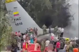 Escándalo en el sector defensa: el avión Hércules accidentado en Putumayo no tenía seguro vigente. La Contraloría alertó que solo el 19 % de la flota de la FAC cuenta con póliza, dejando al Estado ante un riesgo fiscal millonario - Foto: Captura de video