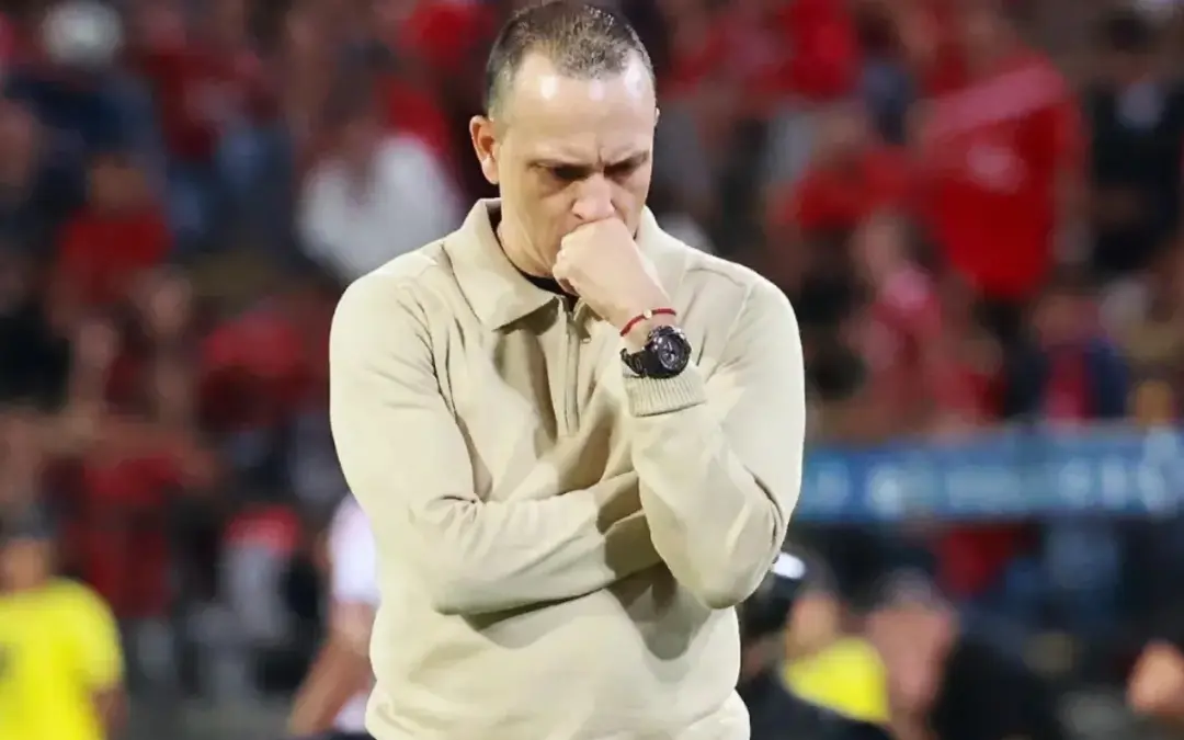 Fin de una era en el DIM. Alejandro Restrepo deja la dirección técnica del Independiente Medellín tras una racha de malos resultados en la Liga BetPlay y la Copa Libertadores - Foto: Redes sociales
