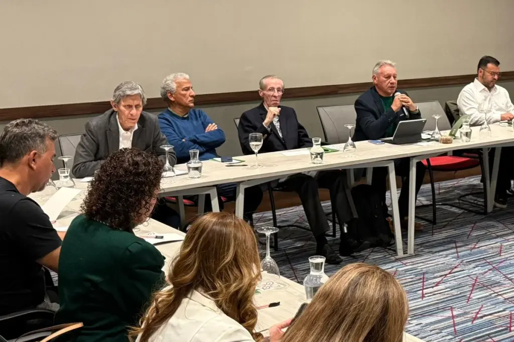 Crisis en la Alianza Verde: El partido aprueba buscar un acuerdo con Iván Cepeda para las presidenciales, mientras autoriza la escisión de Jota Pe Hernández tras profundas divisiones internas - Foto: @PartidoVerdeCoL