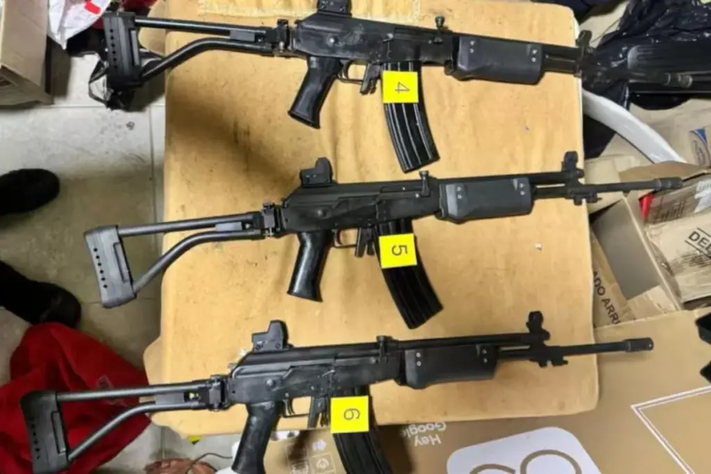 Golpe al tráfico de armas en Medellín: Policía, Fiscalía y el FBI desmantelan un taller subterráneo de armamento destinado a las disidencias de las FARC y el Clan del Golfo - Foto: Cortesía DIJÍN