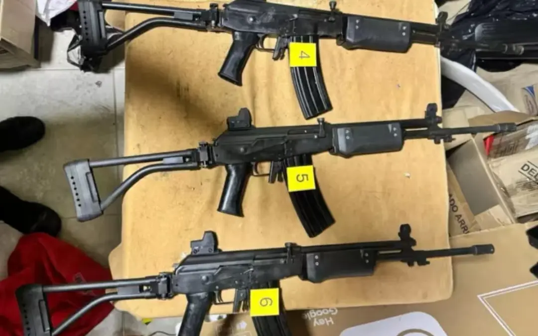 Golpe al tráfico de armas en Medellín: Policía, Fiscalía y el FBI desmantelan un taller subterráneo de armamento destinado a las disidencias de las FARC y el Clan del Golfo - Foto: Cortesía DIJÍN