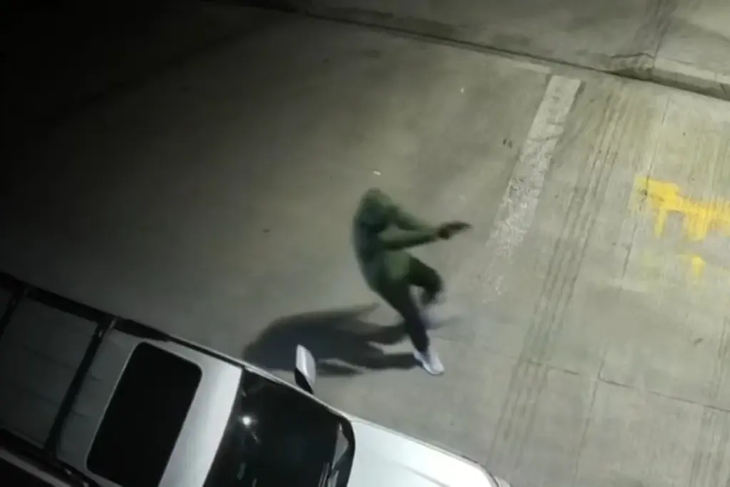 Balacera en el barrio Américas Occidental, Kennedy: Escolta reacciona a disparos y frustra el robo de una camioneta de alta gama. Cámaras de seguridad captaron el violento intercambio de fuego - Foto: Captura de video