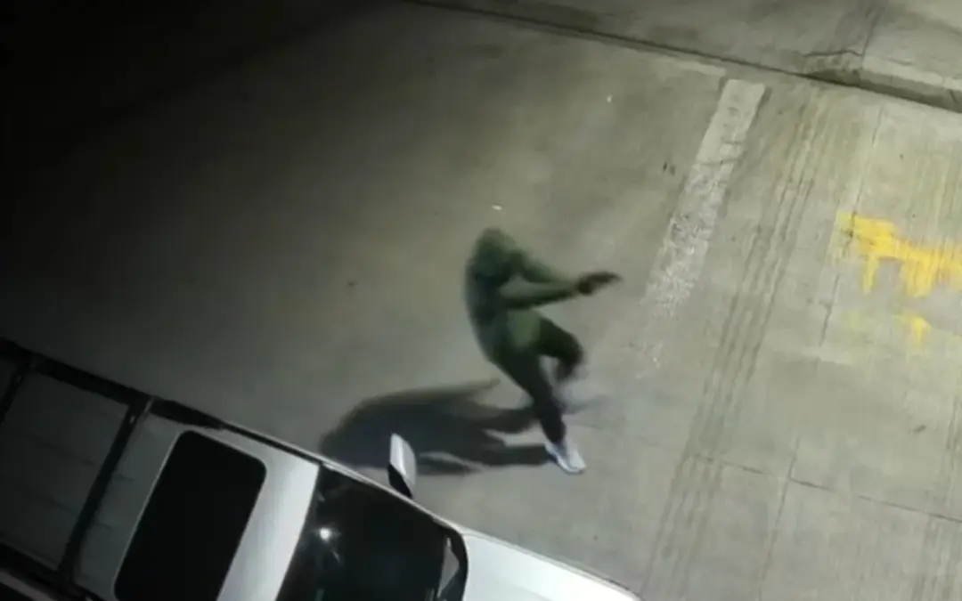 Balacera en el barrio Américas Occidental, Kennedy: Escolta reacciona a disparos y frustra el robo de una camioneta de alta gama. Cámaras de seguridad captaron el violento intercambio de fuego - Foto: Captura de video