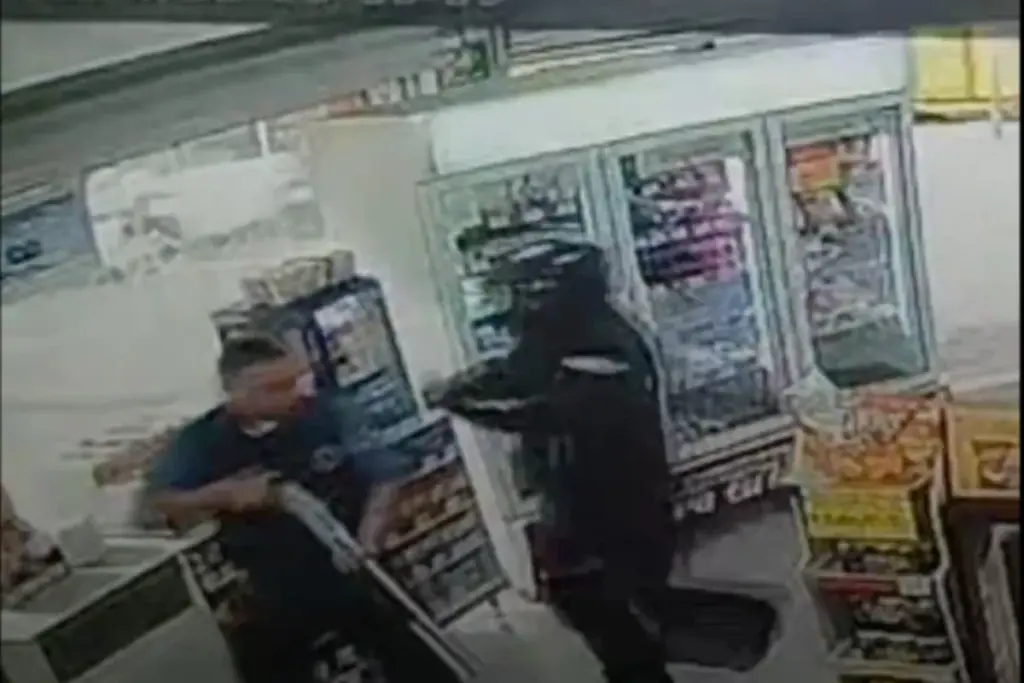 Violento asalto a un carro de valores en un Oxxo del barrio Palermo, Bogotá, deja un vigilante herido. Cámaras de seguridad captaron el momento exacto del robo - Foto: Captura de video