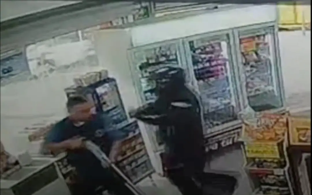 Violento asalto a un carro de valores en un Oxxo del barrio Palermo, Bogotá, deja un vigilante herido. Cámaras de seguridad captaron el momento exacto del robo - Foto: Captura de video