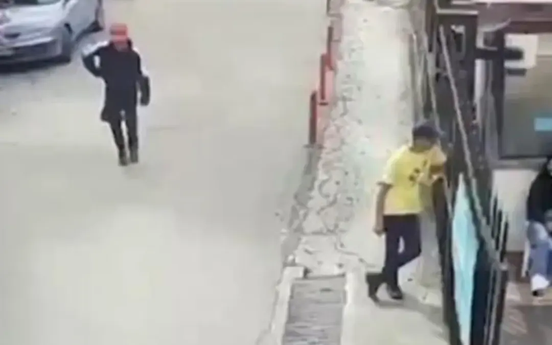 Cámaras de seguridad revelan los impactantes detalles del asesinato de dos trabajadores de la serie 'Sin senos sí hay paraíso'. El atacante fue neutralizado en el lugar - Foto: Captura de video