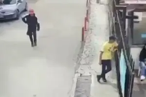 Cámaras de seguridad revelan los impactantes detalles del asesinato de dos trabajadores de la serie 'Sin senos sí hay paraíso'. El atacante fue neutralizado en el lugar - Foto: Captura de video