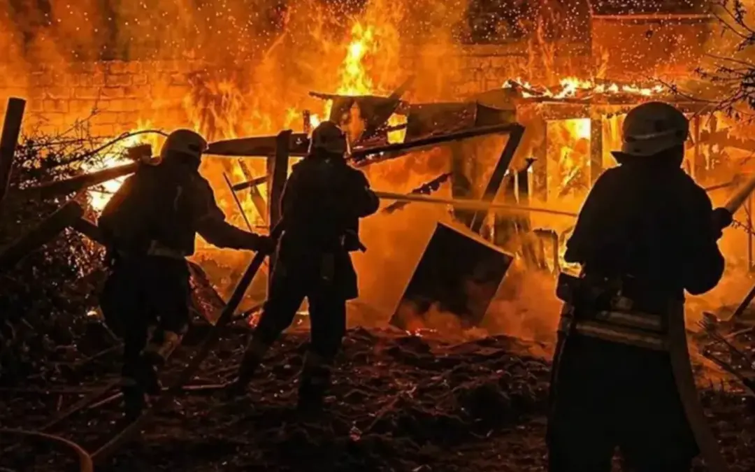 Rusia intensifica sus ataques contra la infraestructura energética en Mikoláyiv y Odesa, dejando civiles heridos y apagones. En respuesta, drones ucranianos alcanzan la refinería de Perm en los Urales, a 1.500 km de la frontera - Foto: Redes sociales