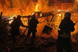 Rusia intensifica sus ataques contra la infraestructura energética en Mikoláyiv y Odesa, dejando civiles heridos y apagones. En respuesta, drones ucranianos alcanzan la refinería de Perm en los Urales, a 1.500 km de la frontera - Foto: Redes sociales