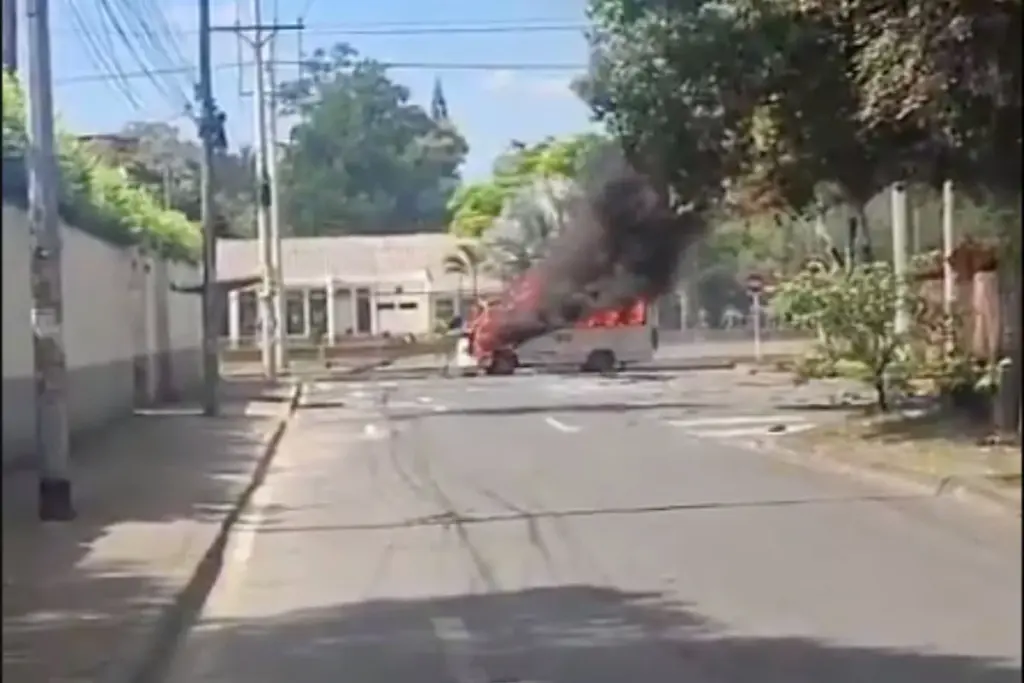 Atentado en Cali: Un carro bomba explotó cerca del Batallón Pichincha en el sur de la ciudad este viernes 24 de abril de 2026. El Ejército reporta daños materiales pero no hay víctimas - Foto: Captura de video