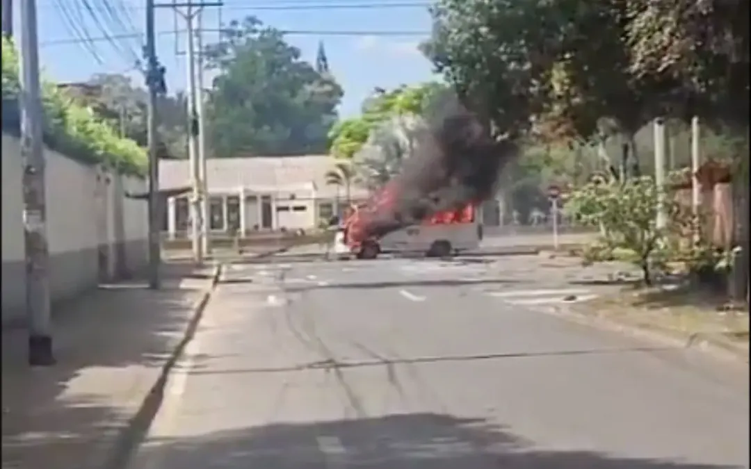 Atentado en Cali: Un carro bomba explotó cerca del Batallón Pichincha en el sur de la ciudad este viernes 24 de abril de 2026. El Ejército reporta daños materiales pero no hay víctimas - Foto: Captura de video