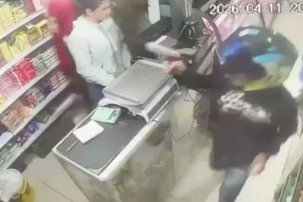 Un joven de 19 años lucha por su vida tras recibir un disparo en la cabeza durante un violento robo en un supermercado de Engativá - Foto: Captura de video