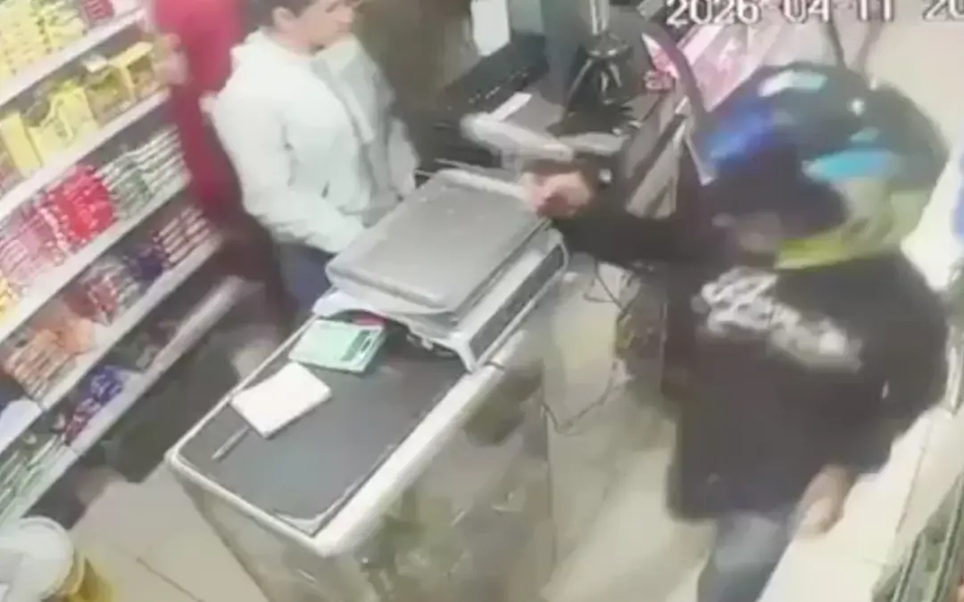 Un joven de 19 años lucha por su vida tras recibir un disparo en la cabeza durante un violento robo en un supermercado de Engativá - Foto: Captura de video
