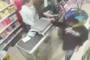Un joven de 19 años lucha por su vida tras recibir un disparo en la cabeza durante un violento robo en un supermercado de Engativá - Foto: Captura de video
