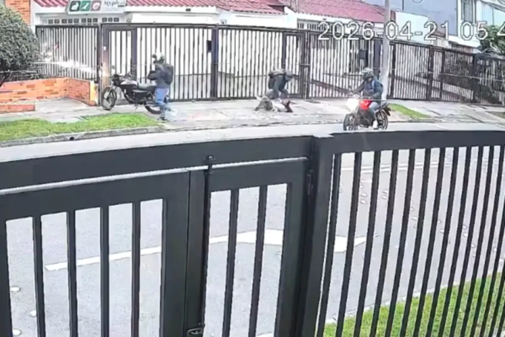 Conmoción en el barrio Nicolás de Federmán, Bogotá, por el violento atraco a una joven cometido por motoladrones - Foto: Captura de video