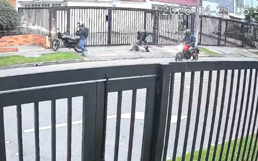 Conmoción en el barrio Nicolás de Federmán, Bogotá, por el violento atraco a una joven cometido por motoladrones - Foto: Captura de video