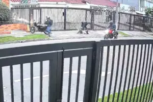 Conmoción en el barrio Nicolás de Federmán, Bogotá, por el violento atraco a una joven cometido por motoladrones - Foto: Captura de video