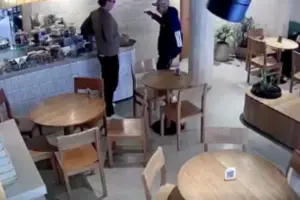 Nuevo hecho de inseguridad en Bogotá: un hombre armado asaltó un café en la zona alta de Chapinero este 7 de abril - Foto: Captura de video
