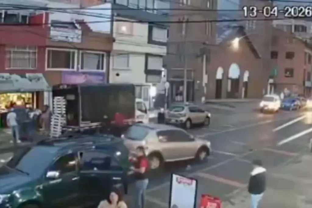 Balacera en Usaquén deja seis heridos, entre ellos un menor de edad. La Policía de Bogotá confirma que se trató de un ataque sicarial frustrado en la calle 156 con séptima - Foto: Captura de video