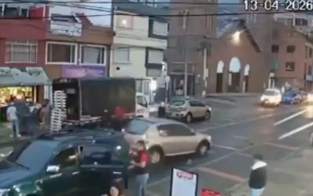 Balacera en Usaquén deja seis heridos, entre ellos un menor de edad. La Policía de Bogotá confirma que se trató de un ataque sicarial frustrado en la calle 156 con séptima - Foto: Captura de video