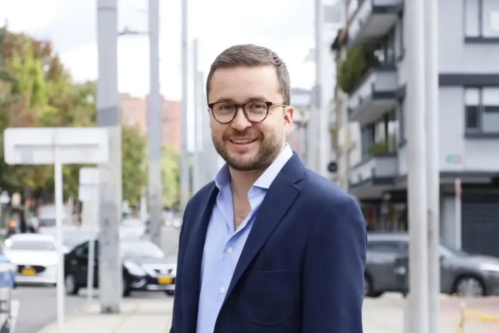 El concejal Andrés Barrios radica denuncia penal ante la Fiscalía por la interrupción del viacrucis en el centro de Bogotá - Foto: Bogotá Cómo Vamos