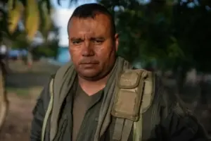 La fiscal Luz Adriana Camargo solicitará imputar a alias 'Calarcá' por delitos de lesa humanidad. Fiscalía pide al presidente Petro revocar su estatus de vocero de paz tras hallar pruebas de crímenes recientes - Foto: Redes sociales