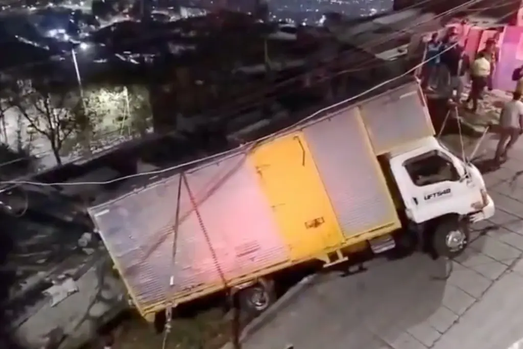 Emergencia en San Cristóbal, Bogotá: dos camiones se descolgaron en una pendiente del barrio Bella Vista e impactaron contra una vivienda - Foto: Captura de video