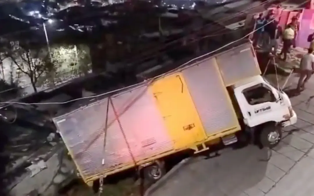 Emergencia en San Cristóbal, Bogotá: dos camiones se descolgaron en una pendiente del barrio Bella Vista e impactaron contra una vivienda - Foto: Captura de video