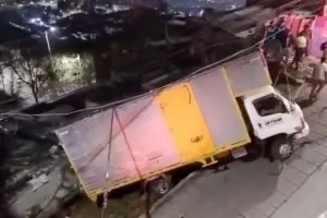 Emergencia en San Cristóbal, Bogotá: dos camiones se descolgaron en una pendiente del barrio Bella Vista e impactaron contra una vivienda - Foto: Captura de video