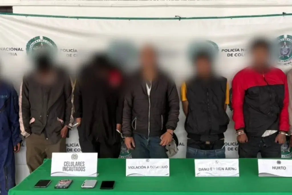 La Policía de Bogotá capturó en Barrios Unidos a siete delincuentes que fingían ser habitantes de calle para robar una droguería - @PoliciaBogota