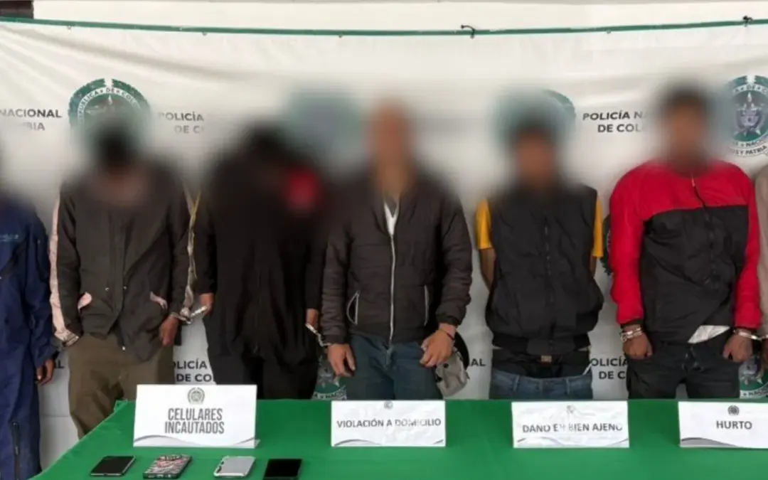 La Policía de Bogotá capturó en Barrios Unidos a siete delincuentes que fingían ser habitantes de calle para robar una droguería - @PoliciaBogota