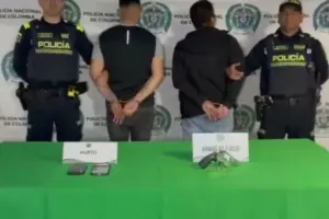 Golpe a la delincuencia en Bogotá: La Policía Nacional capturó a dos extranjeros tras hurtar un vehículo de plataforma en Barrios Unidos - Foto: Cortesía